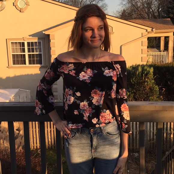 NWT Off the Shoulder Floral Blouse - Picture 3 of 8